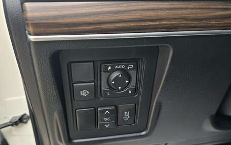 Toyota Land Cruiser Prado 150 рестайлинг 2, 2019 год, 6 300 000 рублей, 13 фотография