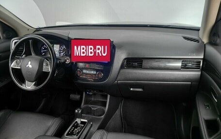 Mitsubishi Outlander III рестайлинг 3, 2016 год, 1 899 000 рублей, 13 фотография