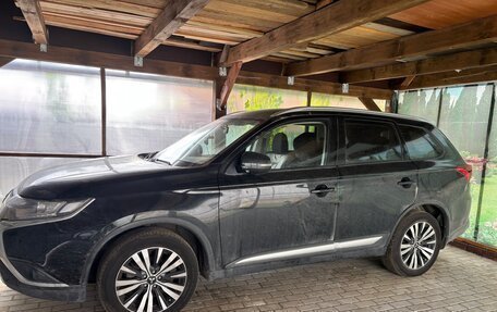 Mitsubishi Outlander III рестайлинг 3, 2020 год, 2 620 000 рублей, 1 фотография