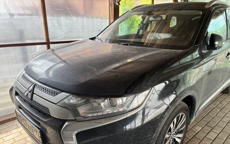 Mitsubishi Outlander III рестайлинг 3, 2020 год, 2 620 000 рублей, 2 фотография