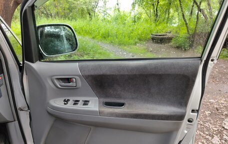 Toyota Noah III, 2005 год, 950 000 рублей, 9 фотография