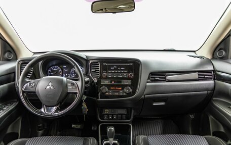 Mitsubishi Outlander III рестайлинг 3, 2019 год, 2 058 000 рублей, 13 фотография