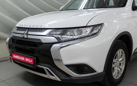 Mitsubishi Outlander III рестайлинг 3, 2019 год, 2 058 000 рублей, 10 фотография