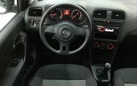 Volkswagen Polo VI (EU Market), 2011 год, 700 000 рублей, 24 фотография