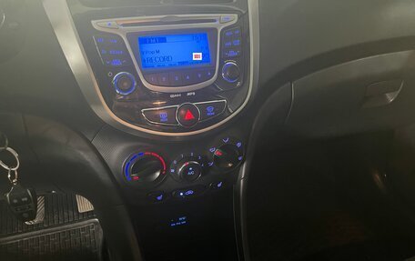 Hyundai Solaris II рестайлинг, 2013 год, 880 000 рублей, 8 фотография
