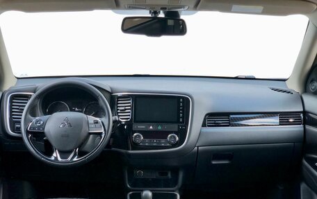 Mitsubishi Outlander III рестайлинг 3, 2022 год, 2 150 000 рублей, 13 фотография