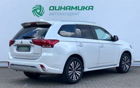 Mitsubishi Outlander III рестайлинг 3, 2022 год, 2 150 000 рублей, 5 фотография