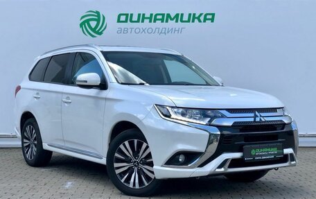 Mitsubishi Outlander III рестайлинг 3, 2022 год, 2 150 000 рублей, 3 фотография