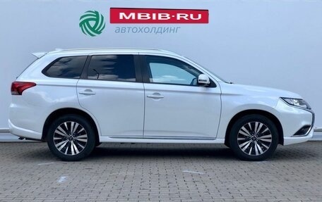 Mitsubishi Outlander III рестайлинг 3, 2022 год, 2 150 000 рублей, 4 фотография