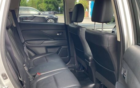 Mitsubishi Outlander III рестайлинг 3, 2015 год, 2 450 000 рублей, 10 фотография