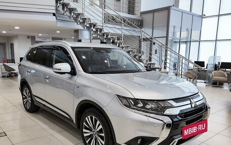 Mitsubishi Outlander III рестайлинг 3, 2019 год, 3 222 500 рублей, 5 фотография