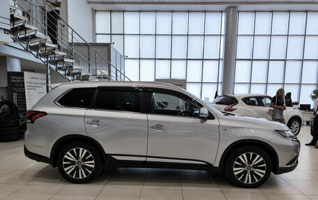 Mitsubishi Outlander III рестайлинг 3, 2019 год, 3 222 500 рублей, 8 фотография