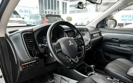 Mitsubishi Outlander III рестайлинг 3, 2019 год, 3 222 500 рублей, 20 фотография