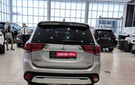 Mitsubishi Outlander III рестайлинг 3, 2019 год, 3 222 500 рублей, 10 фотография