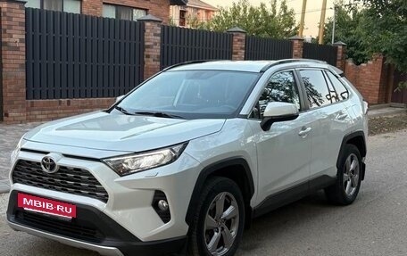 Toyota RAV4, 2019 год, 3 300 000 рублей, 2 фотография