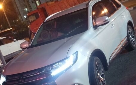 Mitsubishi Outlander III рестайлинг 3, 2015 год, 1 790 000 рублей, 10 фотография