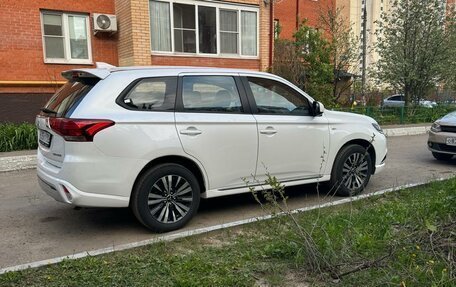 Mitsubishi Outlander III рестайлинг 3, 2022 год, 2 300 000 рублей, 4 фотография