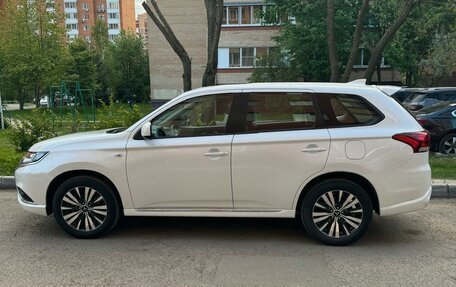 Mitsubishi Outlander III рестайлинг 3, 2022 год, 2 300 000 рублей, 5 фотография