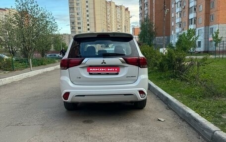 Mitsubishi Outlander III рестайлинг 3, 2022 год, 2 300 000 рублей, 6 фотография