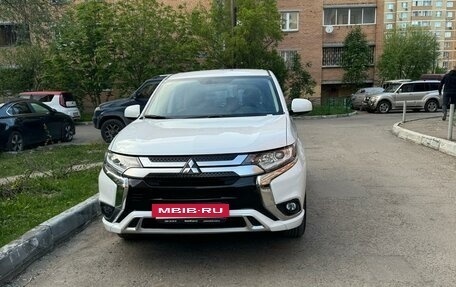 Mitsubishi Outlander III рестайлинг 3, 2022 год, 2 300 000 рублей, 7 фотография