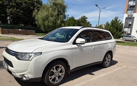 Mitsubishi Outlander III рестайлинг 3, 2013 год, 1 400 000 рублей, 3 фотография