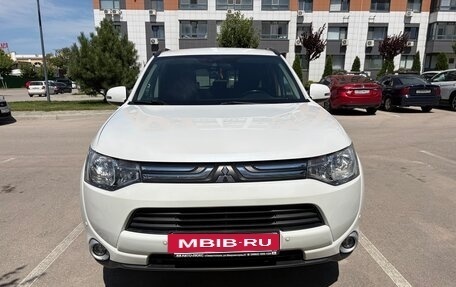 Mitsubishi Outlander III рестайлинг 3, 2013 год, 1 400 000 рублей, 2 фотография