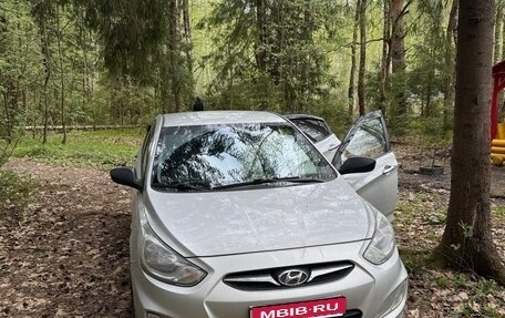 Hyundai Solaris II рестайлинг, 2011 год, 700 000 рублей, 1 фотография