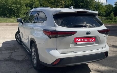 Toyota Highlander, 2022 год, 5 800 000 рублей, 2 фотография
