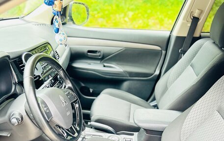 Mitsubishi Outlander III рестайлинг 3, 2015 год, 1 590 000 рублей, 12 фотография