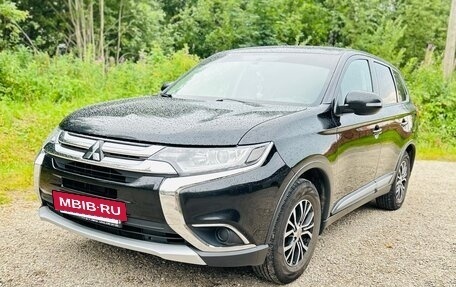 Mitsubishi Outlander III рестайлинг 3, 2015 год, 1 590 000 рублей, 4 фотография