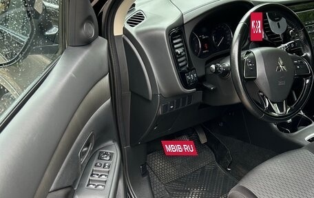 Mitsubishi Outlander III рестайлинг 3, 2015 год, 1 590 000 рублей, 11 фотография