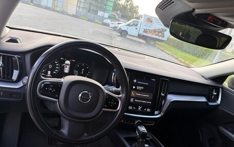 Volvo V60 Cross Country II, 2019 год, 2 800 000 рублей, 8 фотография