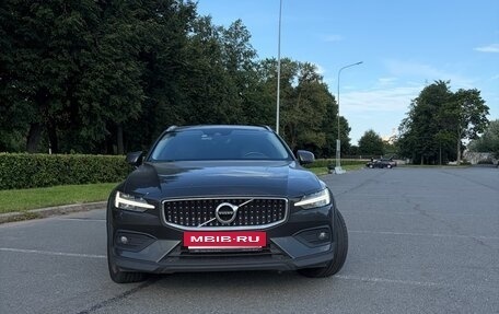 Volvo V60 Cross Country II, 2019 год, 2 800 000 рублей, 31 фотография