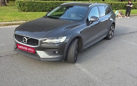 Volvo V60 Cross Country II, 2019 год, 2 800 000 рублей, 33 фотография
