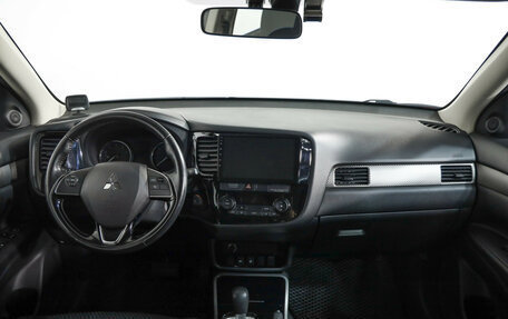 Mitsubishi Outlander III рестайлинг 3, 2017 год, 2 150 000 рублей, 10 фотография