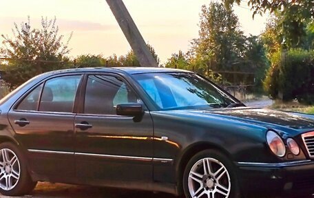 Mercedes-Benz E-Класс, 1998 год, 575 000 рублей, 1 фотография