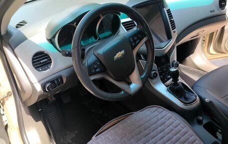 Chevrolet Cruze II, 2010 год, 800 000 рублей, 8 фотография