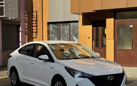 Hyundai Solaris II рестайлинг, 2021 год, 900 000 рублей, 2 фотография
