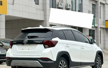 Toyota Yaris, 2022 год, 1 000 000 рублей, 6 фотография