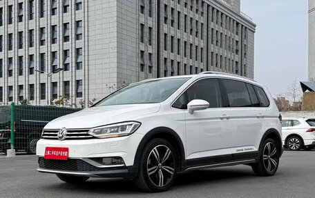 Volkswagen Touran III, 2022 год, 1 699 003 рублей, 2 фотография