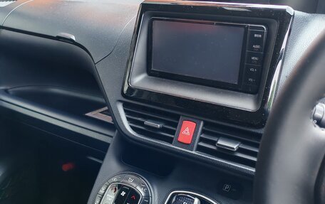 Toyota Voxy III, 2014 год, 1 750 000 рублей, 12 фотография