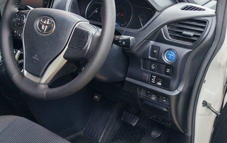 Toyota Voxy III, 2014 год, 1 750 000 рублей, 14 фотография