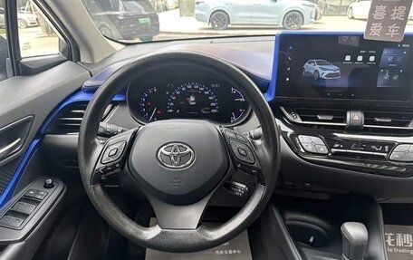 Toyota C-HR I рестайлинг, 2024 год, 2 715 000 рублей, 7 фотография