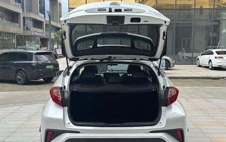 Toyota C-HR I рестайлинг, 2024 год, 2 715 000 рублей, 11 фотография