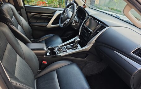 Mitsubishi Pajero Sport III рестайлинг, 2017 год, 3 100 000 рублей, 14 фотография