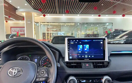 Toyota RAV4, 2024 год, 3 060 000 рублей, 10 фотография