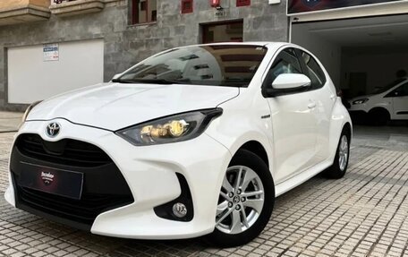 Toyota Yaris, 2021 год, 900 666 рублей, 3 фотография