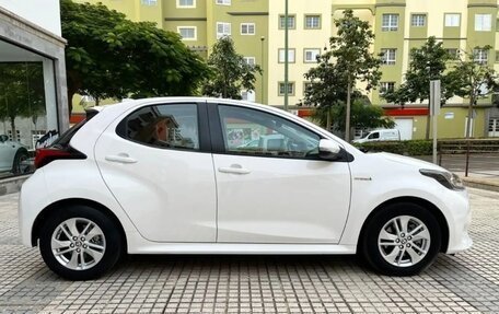 Toyota Yaris, 2021 год, 900 666 рублей, 2 фотография