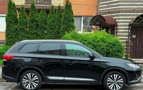 Mitsubishi Outlander III рестайлинг 3, 2020 год, 1 900 000 рублей, 4 фотография