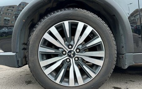 Mitsubishi Outlander III рестайлинг 3, 2020 год, 1 900 000 рублей, 13 фотография